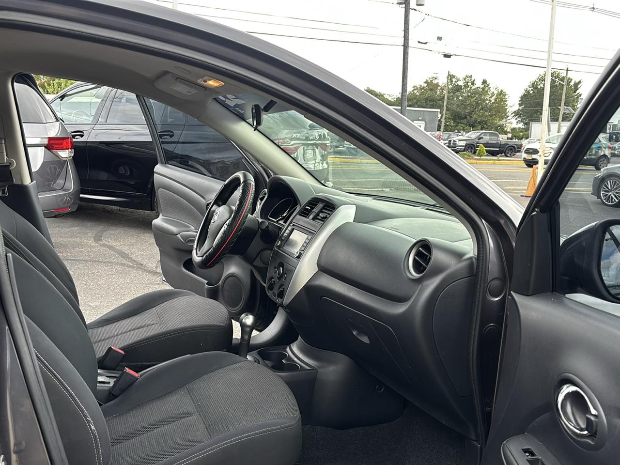 Nissan Versa 4dr Sdn CVT 1.6 SL 2015