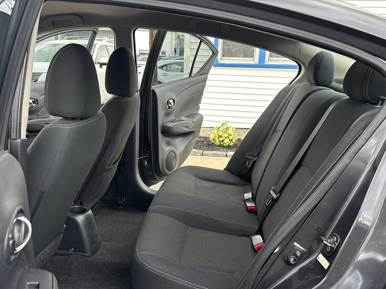 Nissan Versa 4dr Sdn CVT 1.6 SL 2015