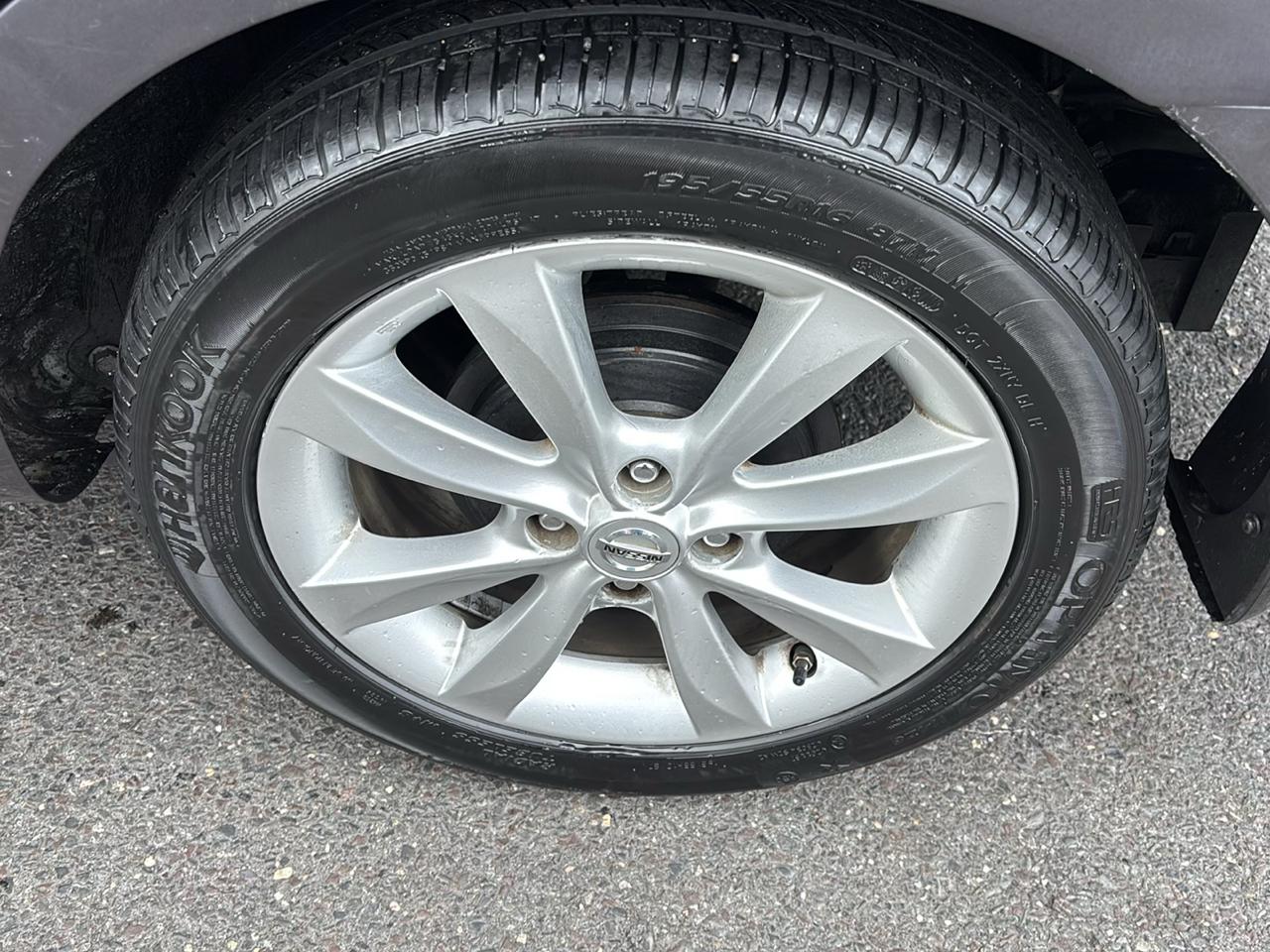 Nissan Versa 4dr Sdn CVT 1.6 SL 2015