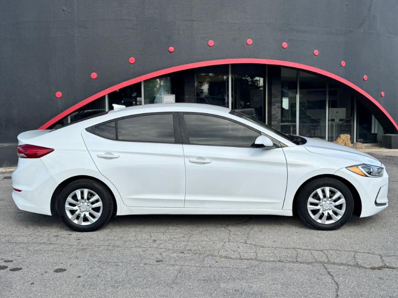 Hyundai Elantra SE 6AT 2017 Hyundai Elantra SE 6AT 2017