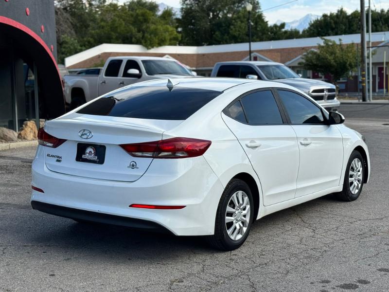 Hyundai Elantra SE 6AT 2017 Hyundai Elantra SE 6AT 2017