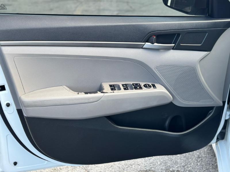 Hyundai Elantra SE 6AT 2017 Hyundai Elantra SE 6AT 2017