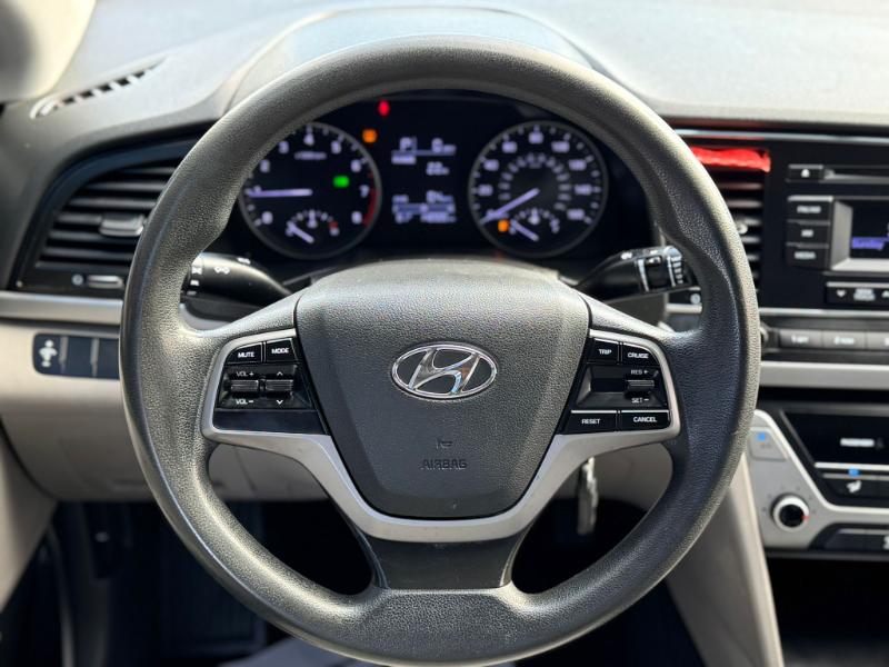 Hyundai Elantra SE 6AT 2017 Hyundai Elantra SE 6AT 2017