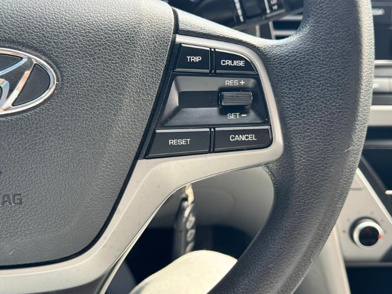 Hyundai Elantra SE 6AT 2017 Hyundai Elantra SE 6AT 2017