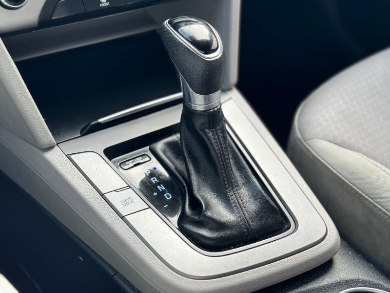 Hyundai Elantra SE 6AT 2017 Hyundai Elantra SE 6AT 2017