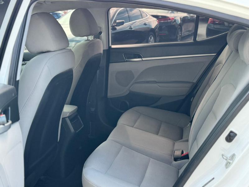 Hyundai Elantra SE 6AT 2017 Hyundai Elantra SE 6AT 2017