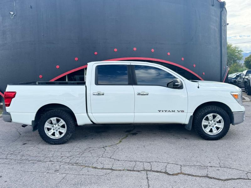 2018 Nissan Titan SV Crew Cab photo 4