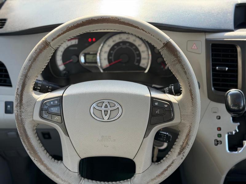 Toyota Sienna FWD 7-Passenger V6 2014