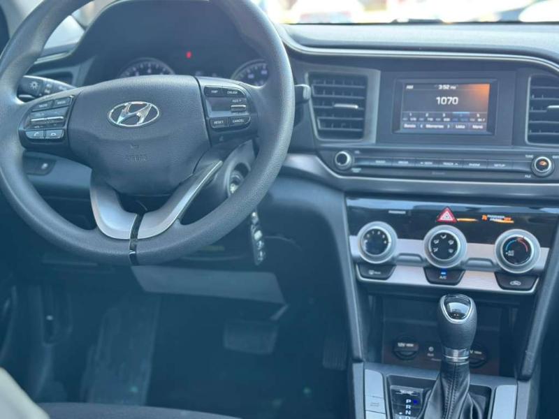 Hyundai Elantra SE 6AT 2019