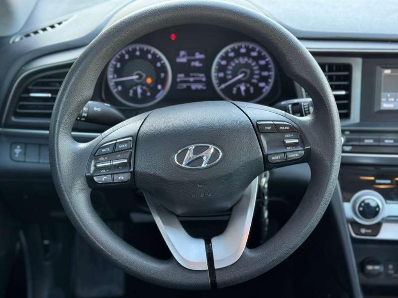 Hyundai Elantra SE 6AT 2019