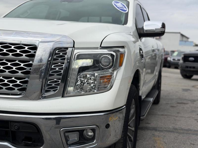 Nissan Titan Platinum Reserve Crew Cab 4WD 2017