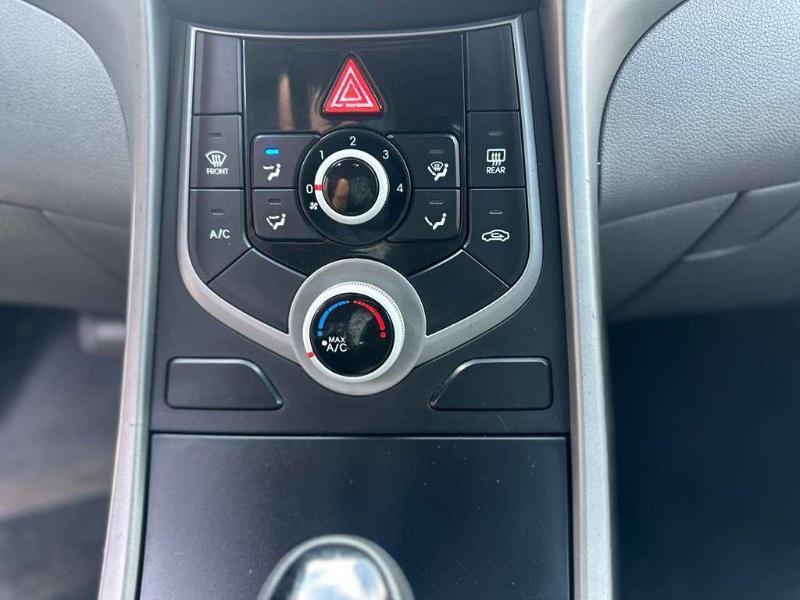 Hyundai Elantra SE 6AT 2015
