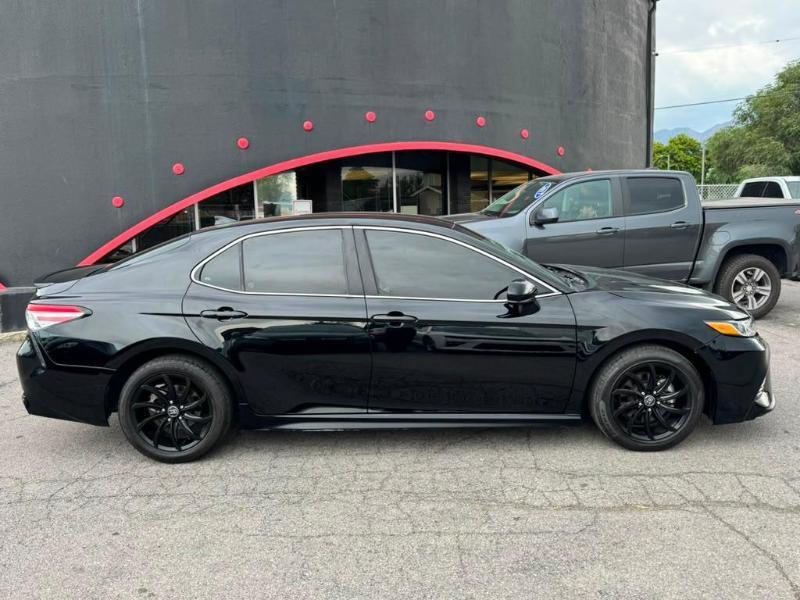 Toyota Camry SE 2020
