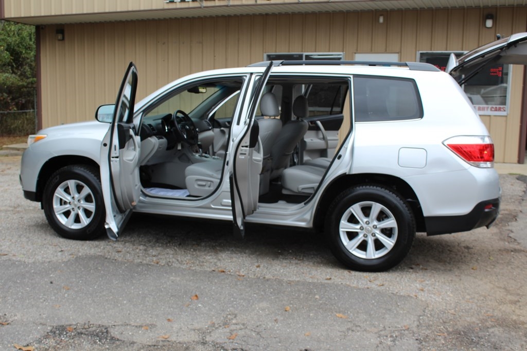 Toyota Highlander FWD 4dr L4 Base (Natl) 2011