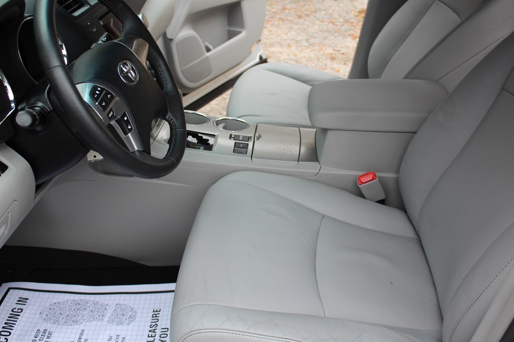 Toyota Highlander FWD 4dr L4 Base (Natl) 2011