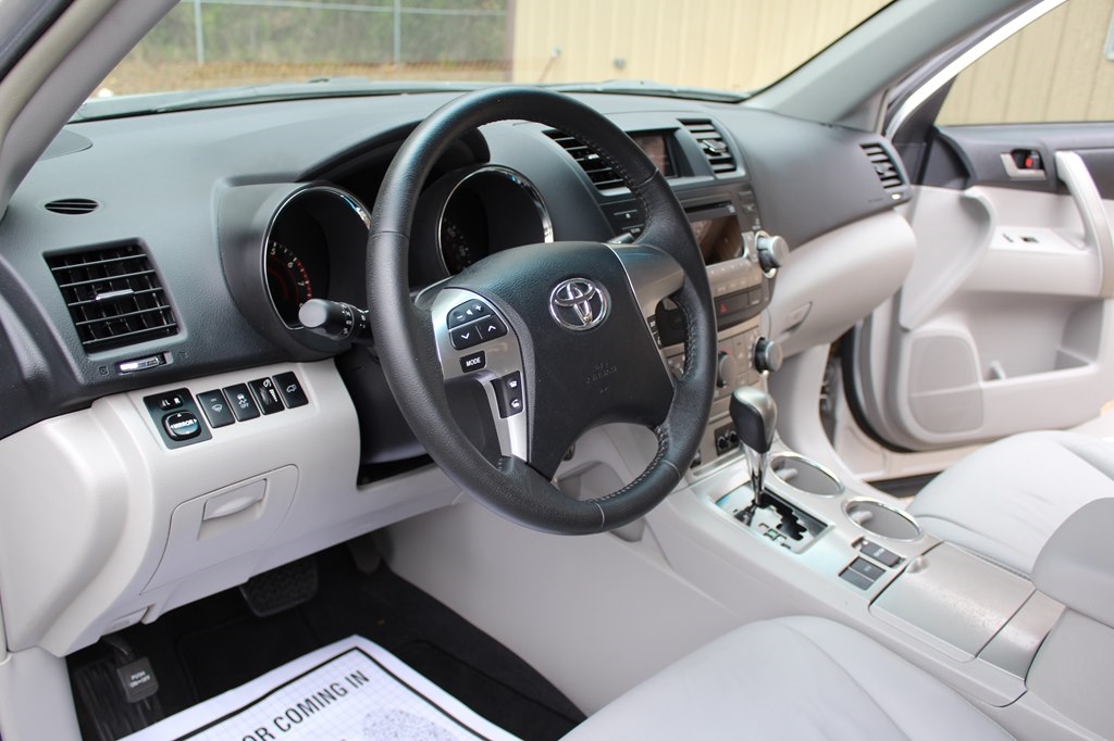 Toyota Highlander FWD 4dr L4 Base (Natl) 2011