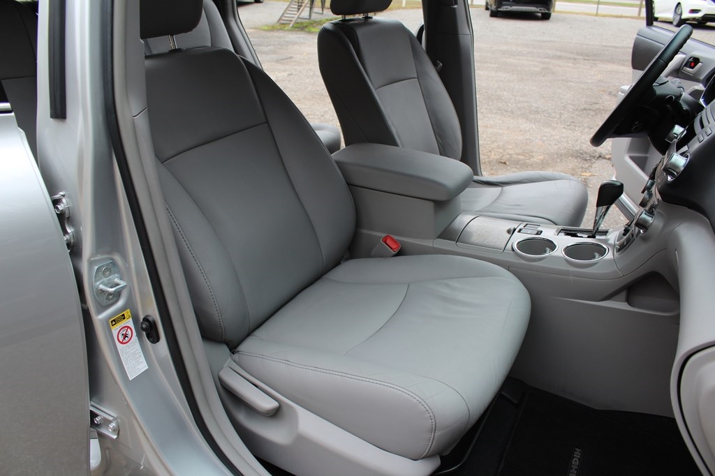 Toyota Highlander FWD 4dr L4 Base (Natl) 2011