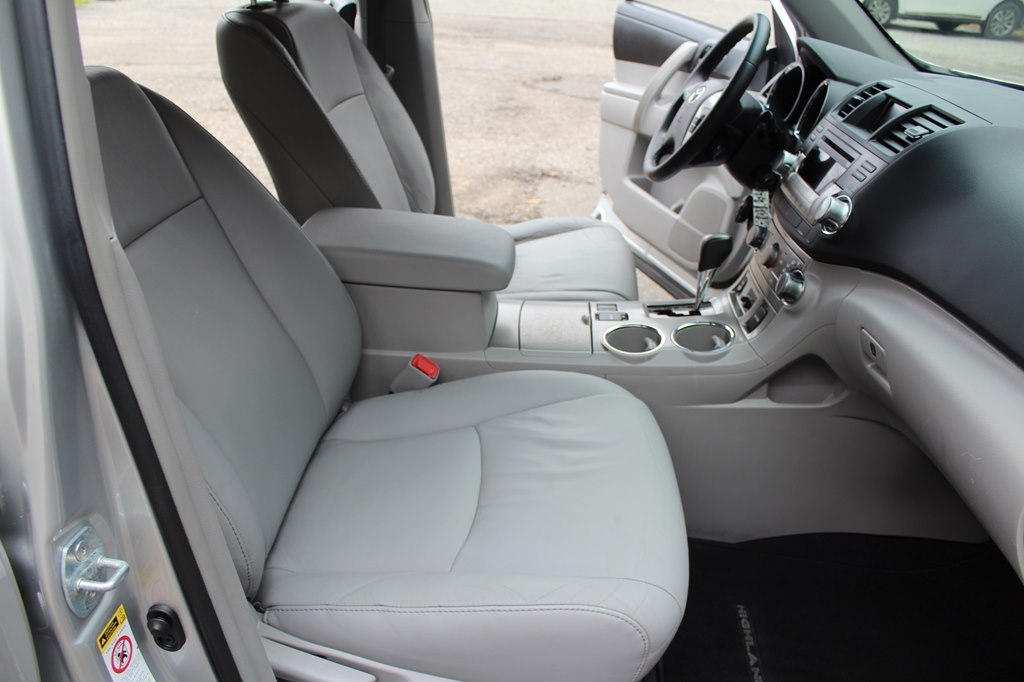 Toyota Highlander FWD 4dr L4 Base (Natl) 2011