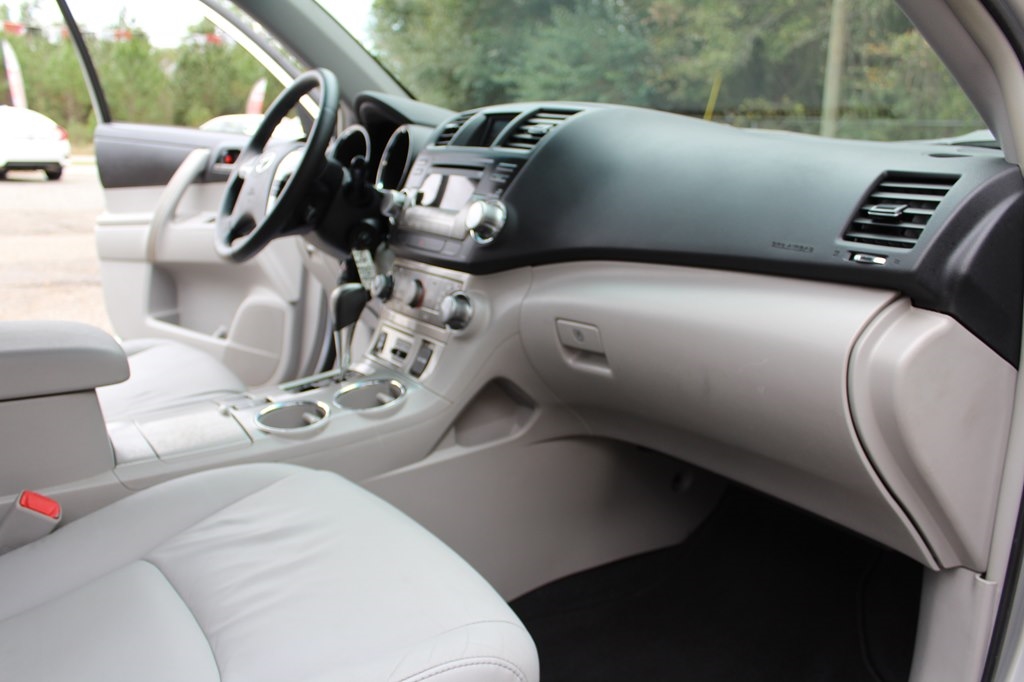 Toyota Highlander FWD 4dr L4 Base (Natl) 2011