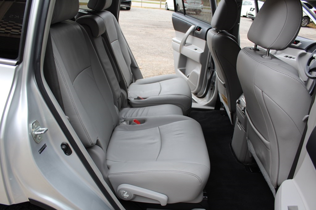 Toyota Highlander FWD 4dr L4 Base (Natl) 2011