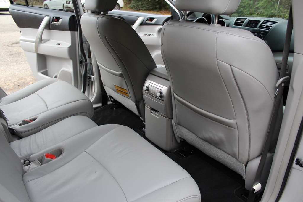 Toyota Highlander FWD 4dr L4 Base (Natl) 2011