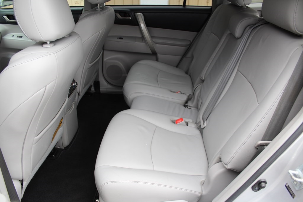 Toyota Highlander FWD 4dr L4 Base (Natl) 2011