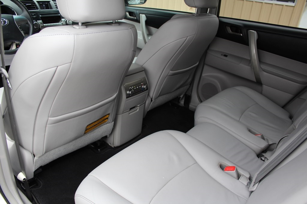 Toyota Highlander FWD 4dr L4 Base (Natl) 2011