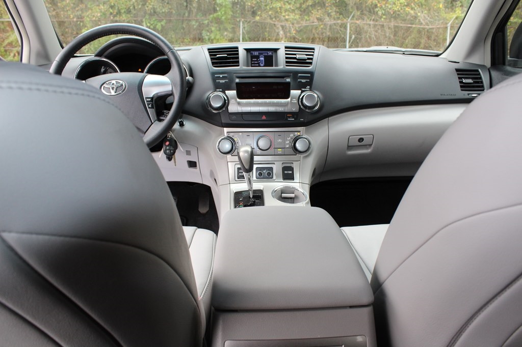 Toyota Highlander FWD 4dr L4 Base (Natl) 2011