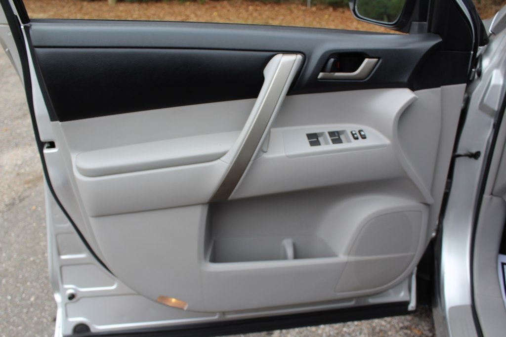 Toyota Highlander FWD 4dr L4 Base (Natl) 2011