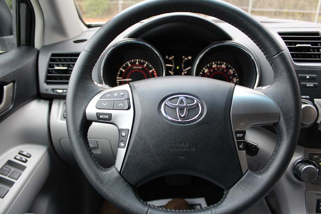 Toyota Highlander FWD 4dr L4 Base (Natl) 2011