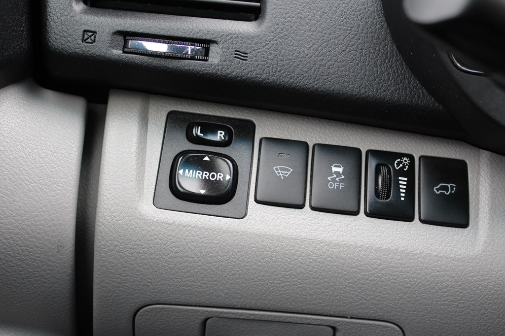 Toyota Highlander FWD 4dr L4 Base (Natl) 2011