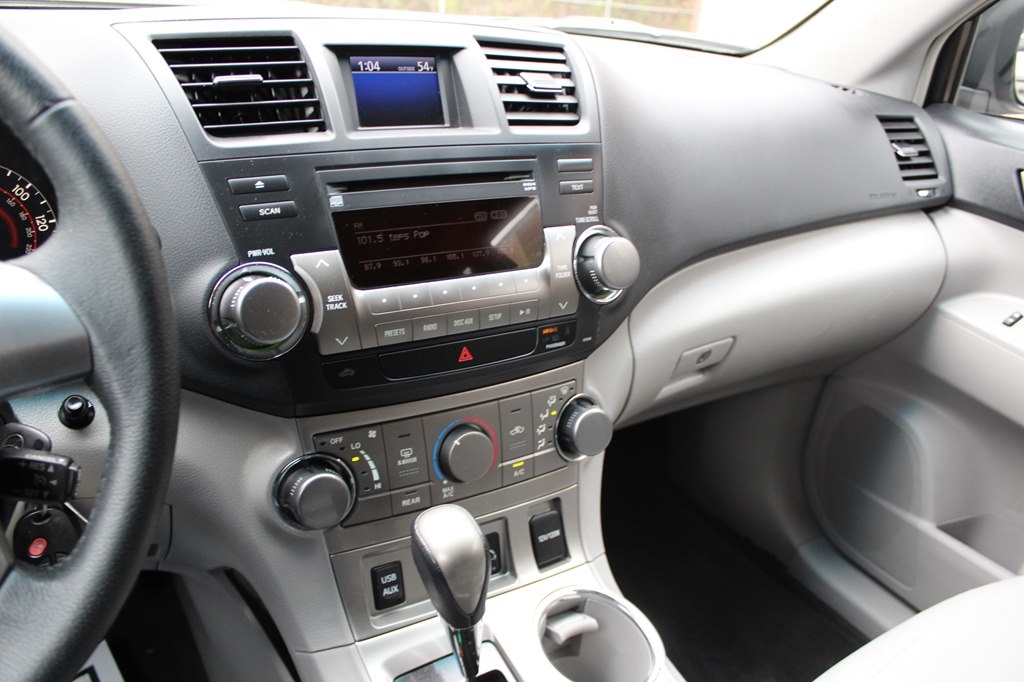 Toyota Highlander FWD 4dr L4 Base (Natl) 2011