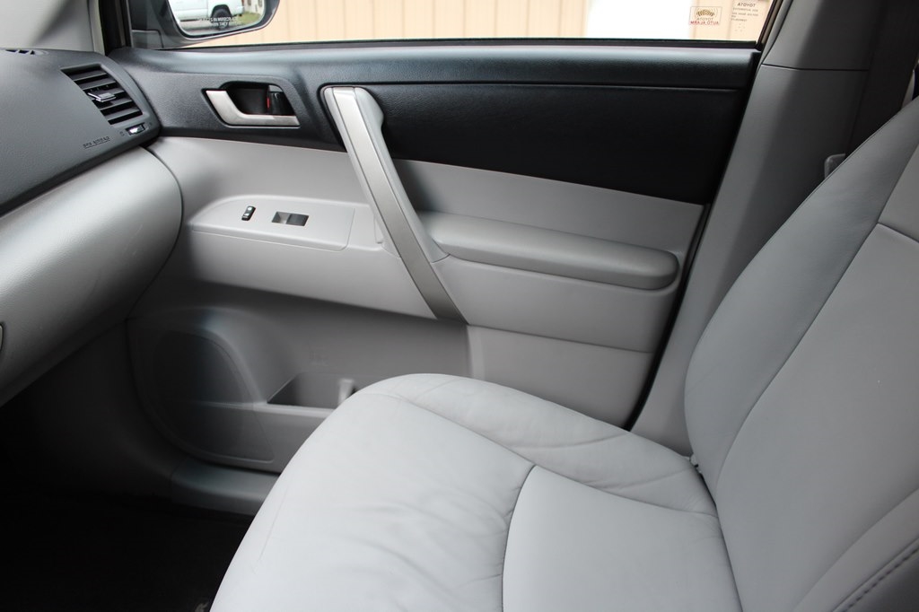 Toyota Highlander FWD 4dr L4 Base (Natl) 2011