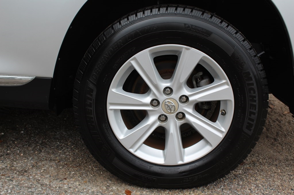 Toyota Highlander FWD 4dr L4 Base (Natl) 2011