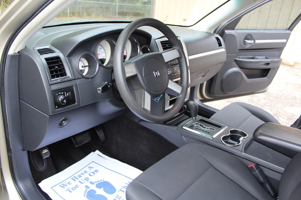 Dodge Charger 4dr Sdn SXT RWD 2009