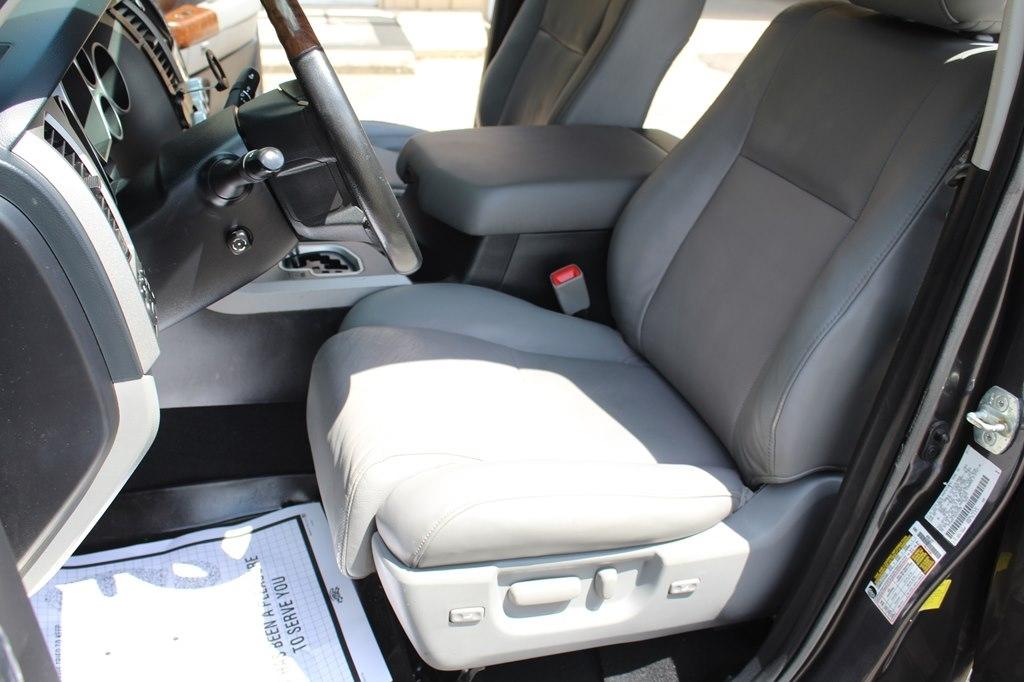 Toyota Tundra 4WD Truck CrewMax 5.7L FFV V8 6-Spd AT Platinum (Natl) 2013