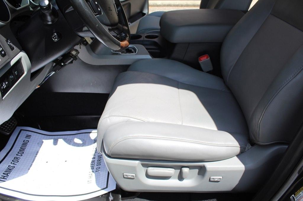 Toyota Tundra 4WD Truck CrewMax 5.7L FFV V8 6-Spd AT Platinum (Natl) 2013