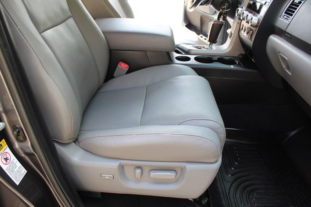 Toyota Tundra 4WD Truck CrewMax 5.7L FFV V8 6-Spd AT Platinum (Natl) 2013