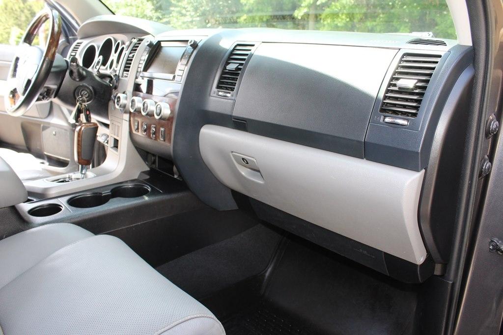 Toyota Tundra 4WD Truck CrewMax 5.7L FFV V8 6-Spd AT Platinum (Natl) 2013