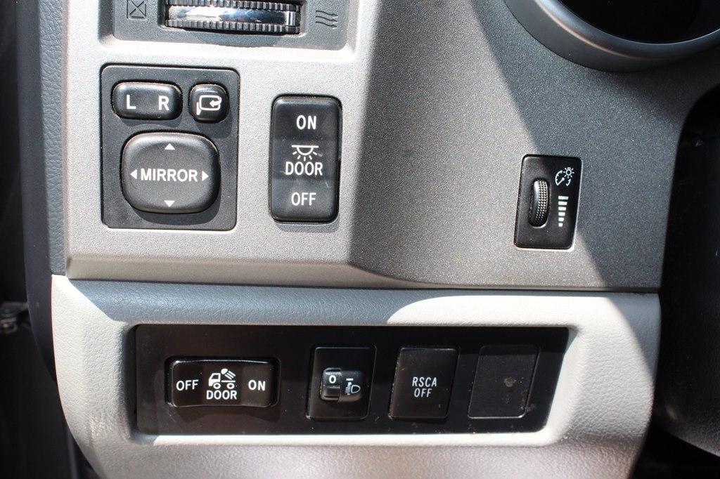 Toyota Tundra 4WD Truck CrewMax 5.7L FFV V8 6-Spd AT Platinum (Natl) 2013