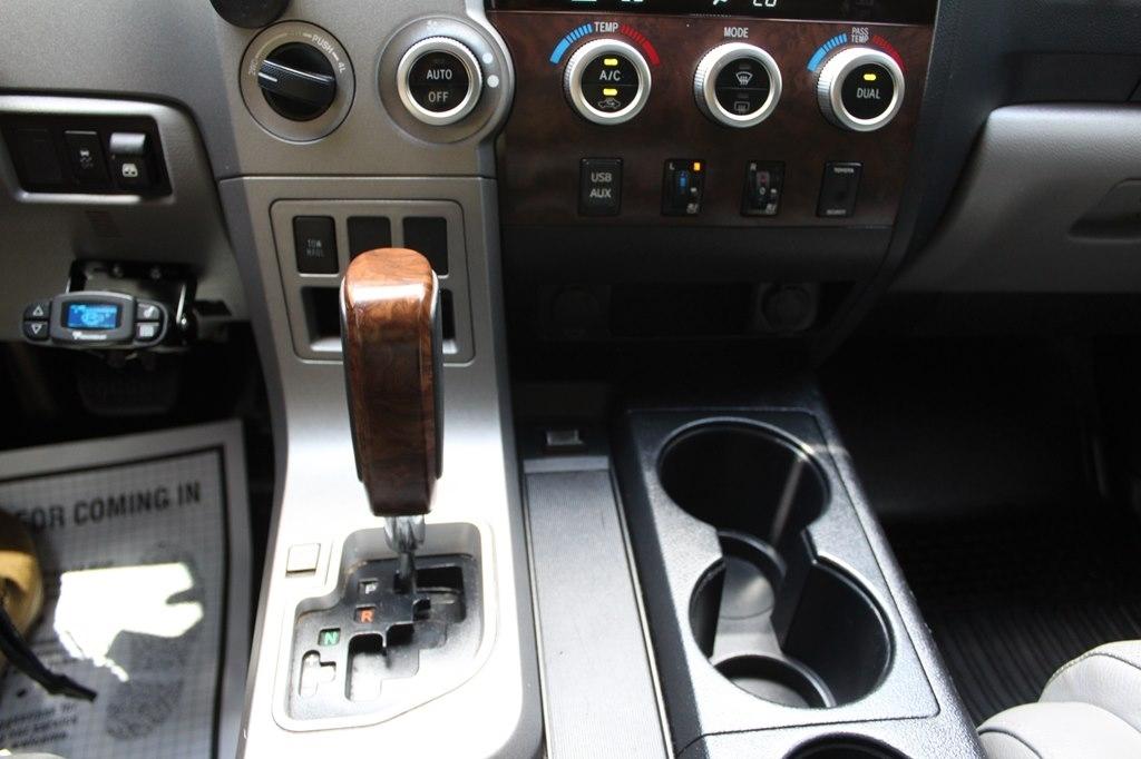 Toyota Tundra 4WD Truck CrewMax 5.7L FFV V8 6-Spd AT Platinum (Natl) 2013