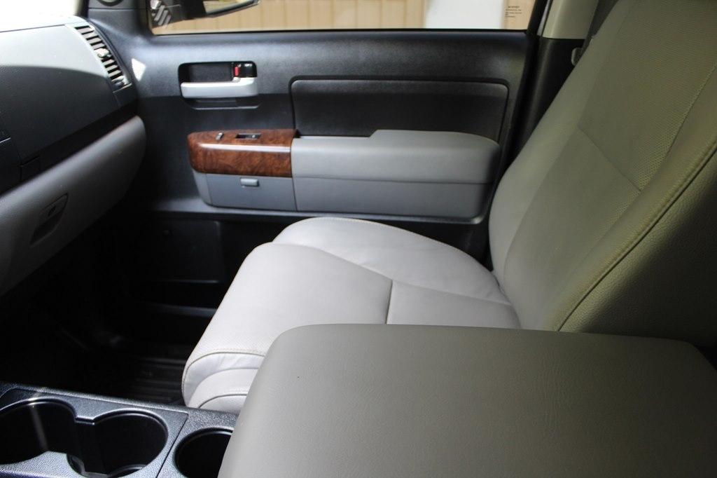 Toyota Tundra 4WD Truck CrewMax 5.7L FFV V8 6-Spd AT Platinum (Natl) 2013