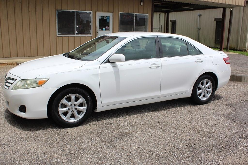 Toyota Camry 4dr Sdn I4 Man LE (Natl) 2011