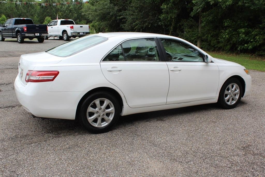 Toyota Camry 4dr Sdn I4 Man LE (Natl) 2011