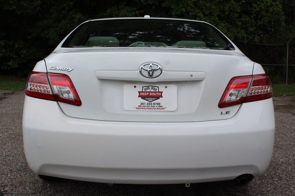 Toyota Camry 4dr Sdn I4 Man LE (Natl) 2011