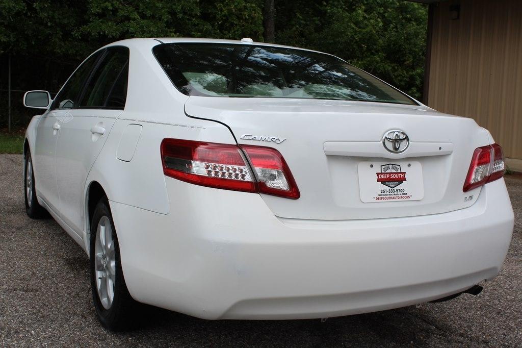 Toyota Camry 4dr Sdn I4 Man LE (Natl) 2011