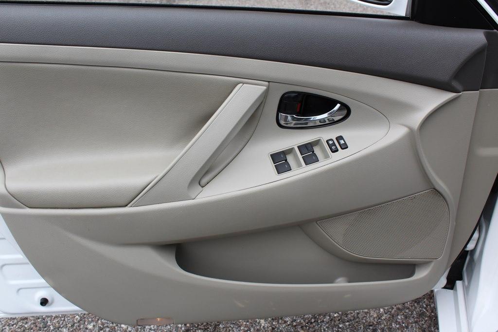Toyota Camry 4dr Sdn I4 Man LE (Natl) 2011
