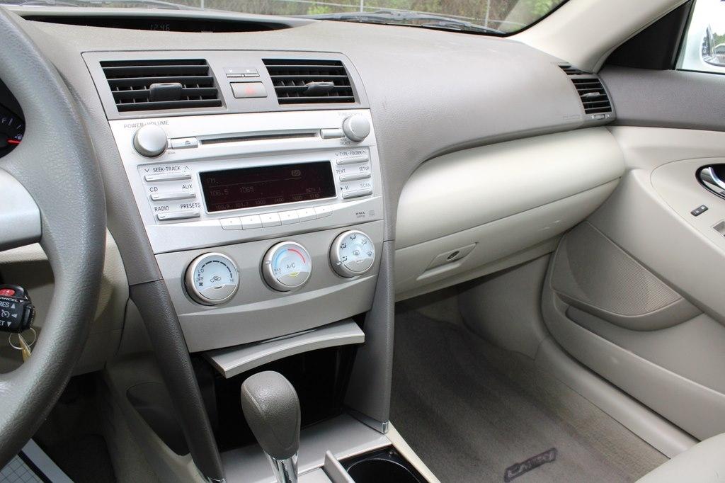 Toyota Camry 4dr Sdn I4 Man LE (Natl) 2011