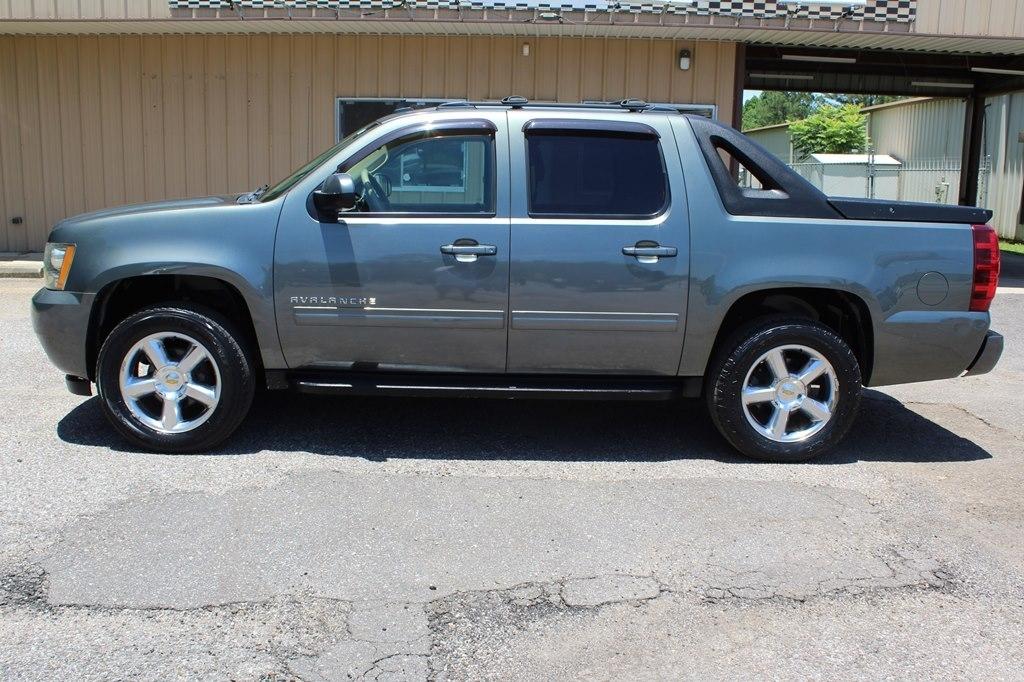 Chevrolet Avalanche 2WD Crew Cab LS 2011