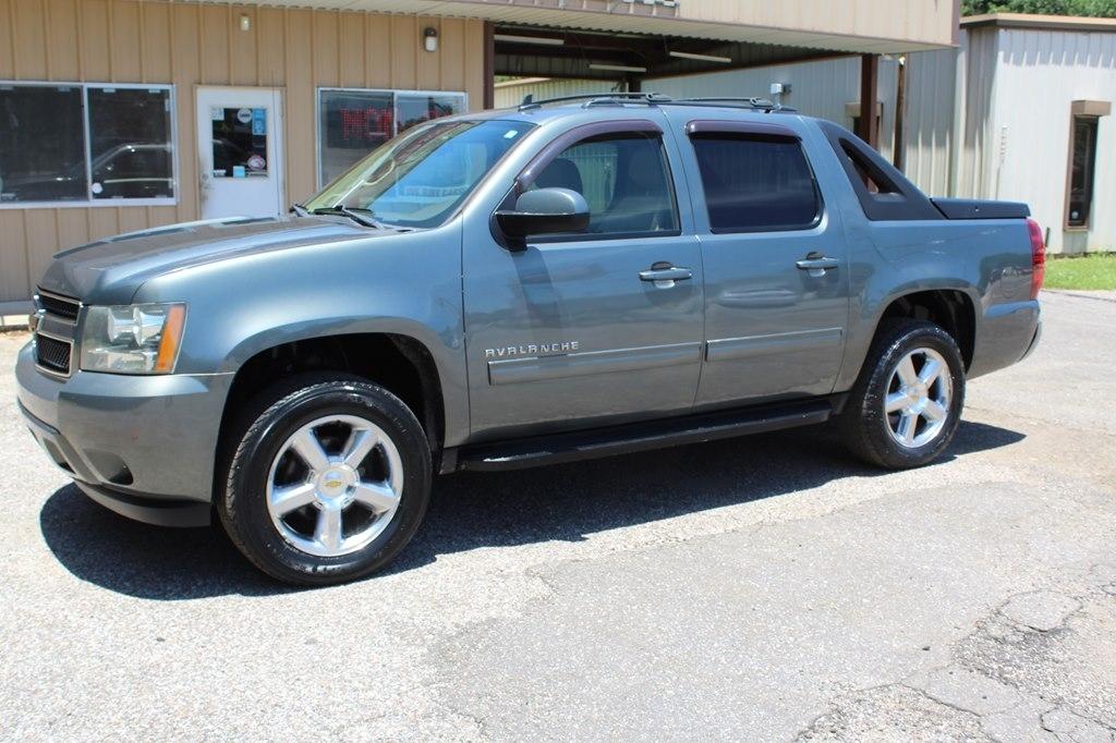 Chevrolet Avalanche 2WD Crew Cab LS 2011